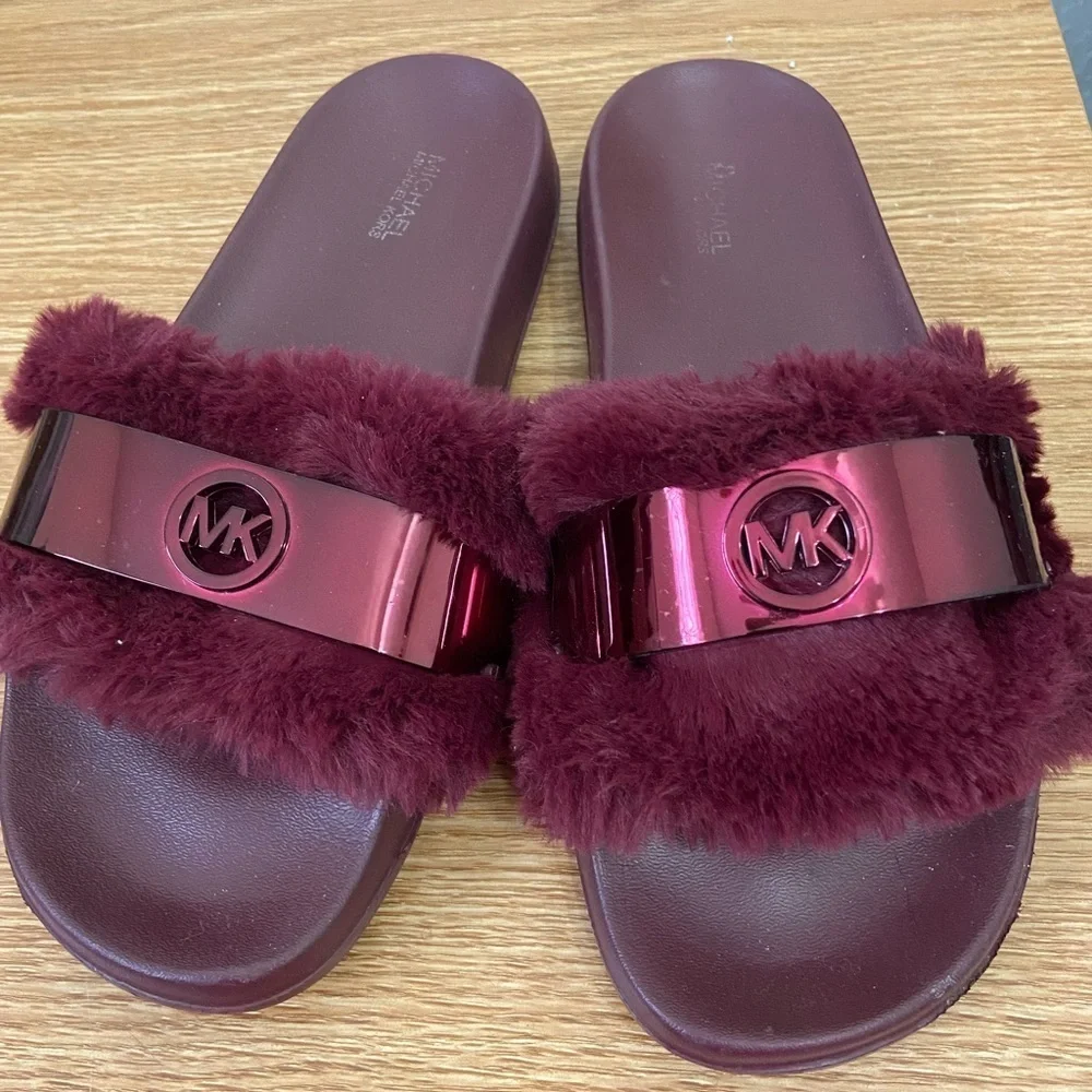 MK Michael Kors Faux Fur Bordeaux Burgundy Logo Slides Sz 8M